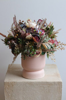 Modern Romance, kompozycja kwiatowa w różowej donicy