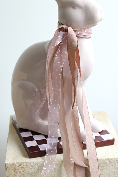 Zając Beżowy, figurka wielkanocna zajączek na podstawie, wys.48cm