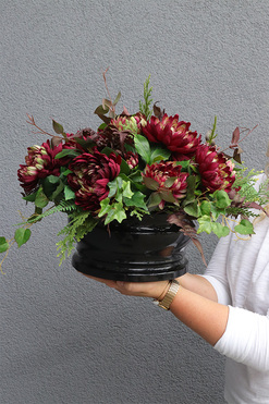 Bordo Chryzantema Lux, kompozycja nagrobna w misie, śr.40cm