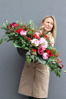 Czerwień Miłości Yrena, czerwono-różowa kompozycja w misie