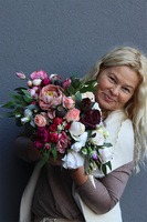 Derenata 2, kompozycja kwiatowa w złotej donicy