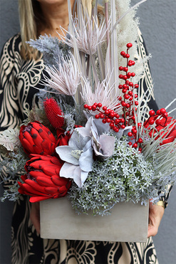 Berenika Red, kompozycja nagrobna w naczyniu, wym.78x55cm