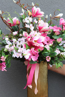 Różowa Magnolia, kompozycja kwiatowa w wazonie