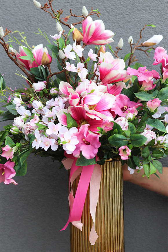 Różowa Magnolia, kompozycja kwiatowa w wazonie
