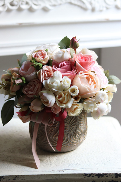 Jedreta Gerie, kompozycja kwiatowa w złotej donicy