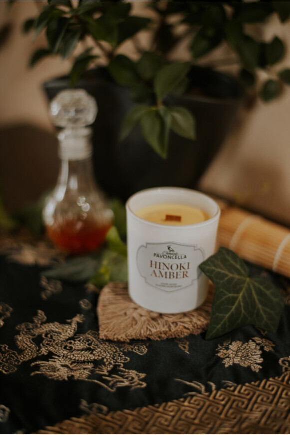 Hinoki Amber, sojowo-kokosowa świeca zapachowa w szkle, biała, 135g