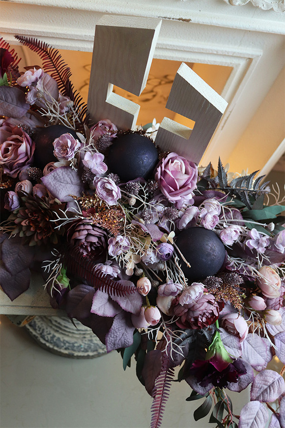 Mortario Christmas, dekoracja nagrobna z drewnianym krzyżem