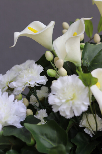 dekoracja nagrobna w naczyniu metalowym