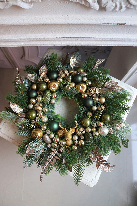 Złoty Wiek, świąteczny wianek z bombkami