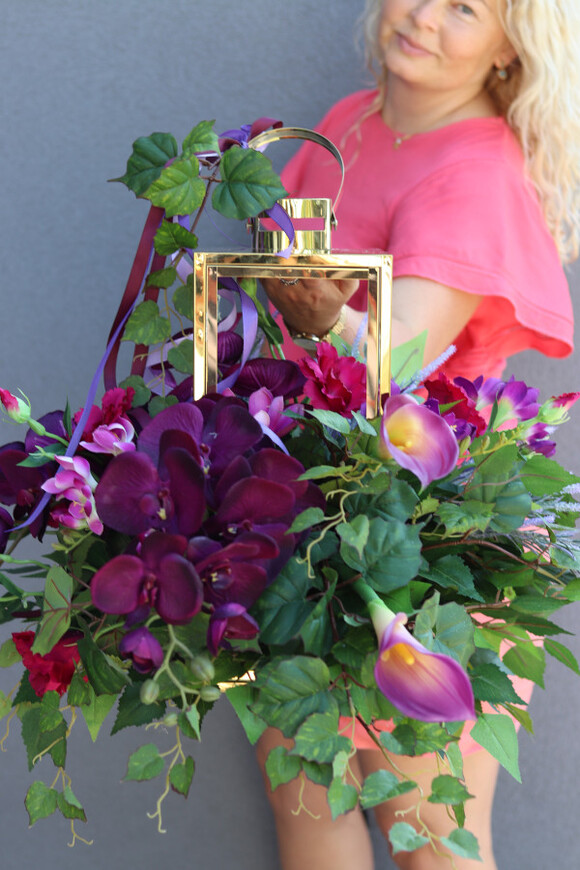 Angelo Garden Purple&Gold, kompozycja kwiatowa z lampionem