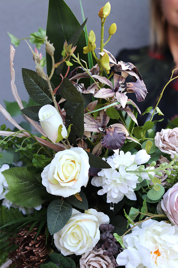 Cappucino, nagrobna kompozycja w misie, wym.40x98x55cm