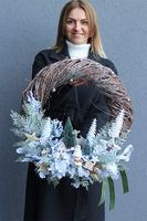 Mroźna Kraina, gęsty zimowy wianek ze skrzatem, śr.50cm