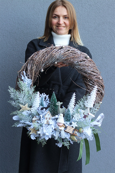 Mroźna Kraina, gęsty zimowy wianek ze skrzatem, śr.50cm