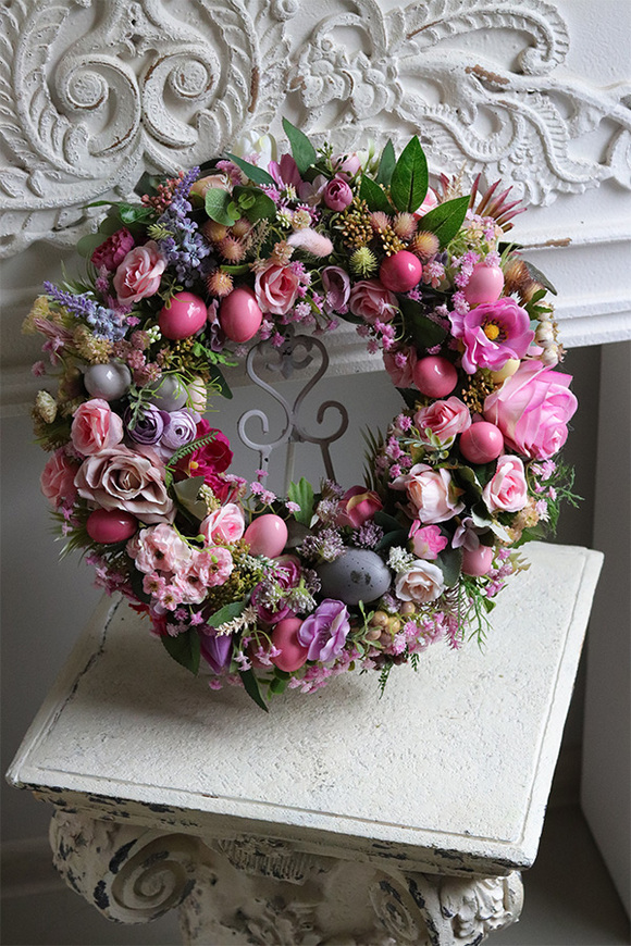 Paradny, wielkanocny wianek na drzwi z jajkami