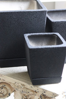 Black Volcan, czarna doniczka na kwiaty z podstawką, stożek