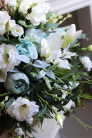 Blue Oceania Gold, kompozycja kwiatowa w naczyniu