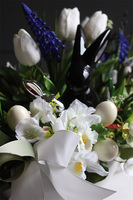 Moderni Black Easter, wielkanocna kompozycja w naczyniu