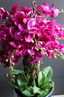 Fuksja Oceano, sztuczny storczyk w donicy na stojaku