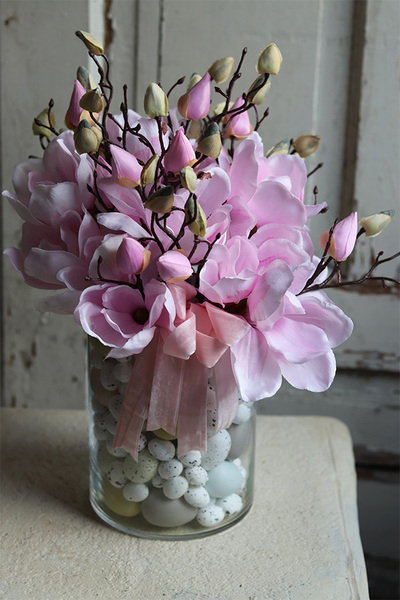 Magnolie Sweet Pink, wielkanocna kompozycja kwiatowa w szkle, wym.41x30cm