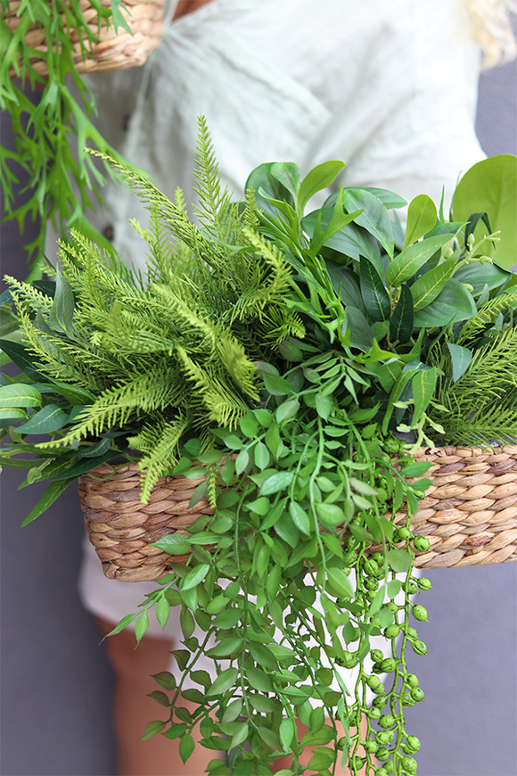 Usagi Cafe Green Basket, kompozycja z ziołami w koszu