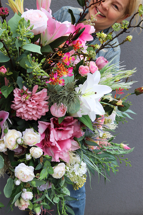 Liliano, kompozycja kwiatowa w czarnej donicy, wys.115cm 