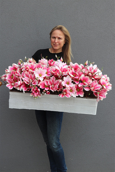 Dalila Magnolie, kompozycja z magnolii w stretchu do obsadzenia, wym.43x98x48cm