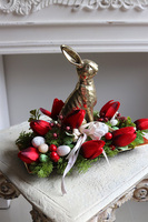 Red Easter, stroik wielkanocny zajączek w tulipanach