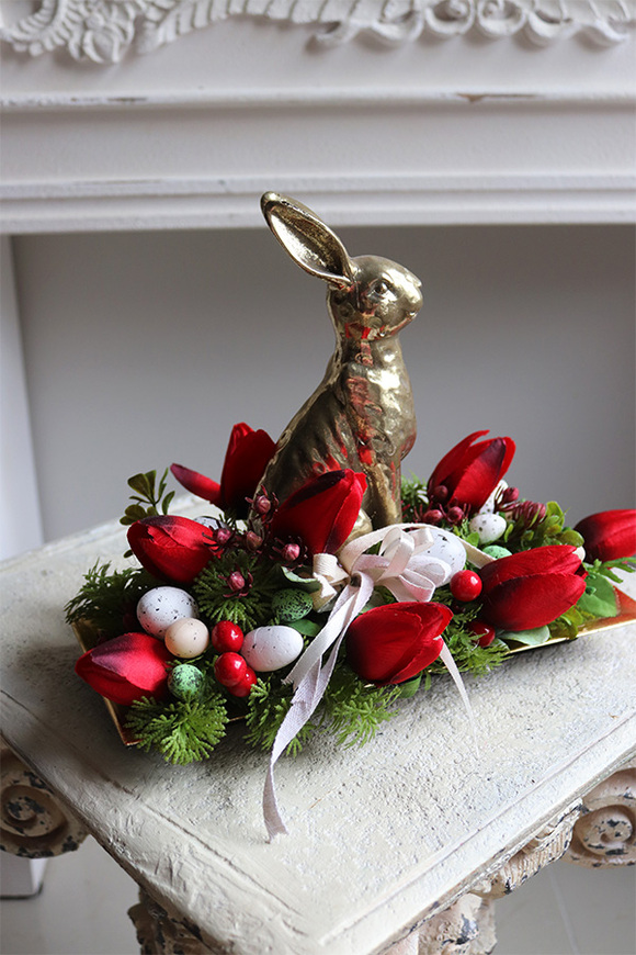 Red Easter, stroik wielkanocny zajączek w tulipanach