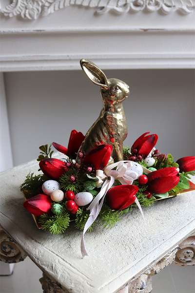 Red Easter, stroik wielkanocny zajączek w tulipanach