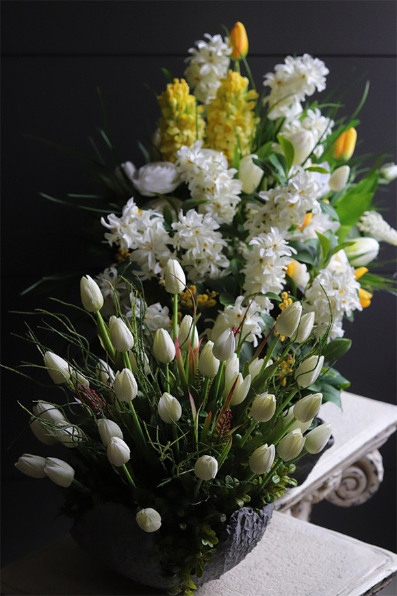 Volcan Spring Time, kompozycja nagrobna w misie