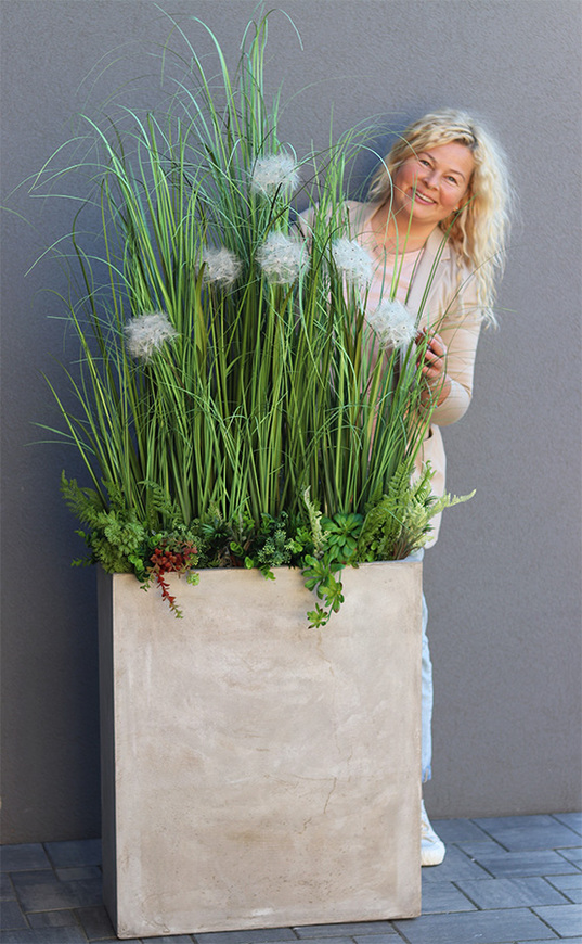 Moderni Concrete, sztuczna trawa z dmuchawcami w betonowej donicy