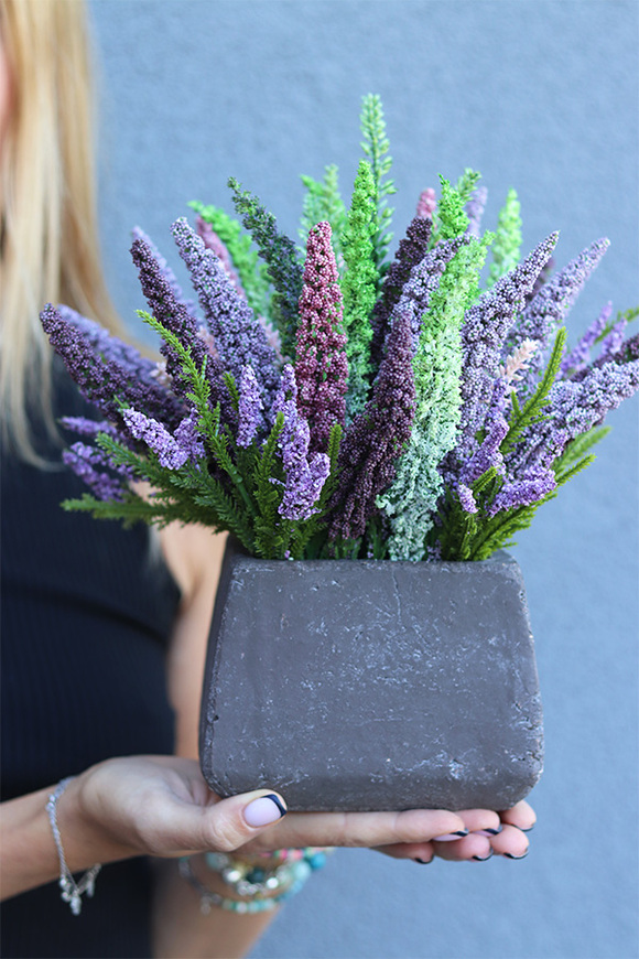 Wrzosy Simple, kompozycja kwiatowa w betonowej donicy, wym.25x26cm