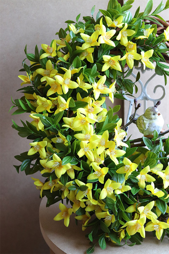 Ptaszek na Forsycji, wielkanocny wianek na drzwi