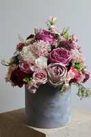 Palermo Ferati, welurowy flowerbox z różowymi kwiatami