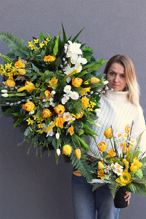 Spring Moment, wiązanka nagrobna z wiosennymi kwiatami