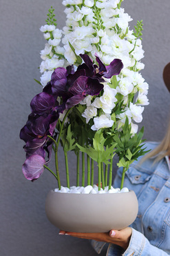 OD RĘKI Mikso, nowoczesna dekoracja ze storczykiem i ostróżką, wym.60cm