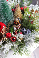 Decoration For You, świąteczny stroik z choineczką i bombkami