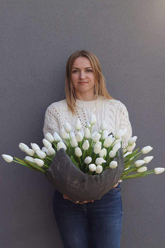 Volcan Tulippo White, kompozycja nagrobna w misie, wym.44x76cm