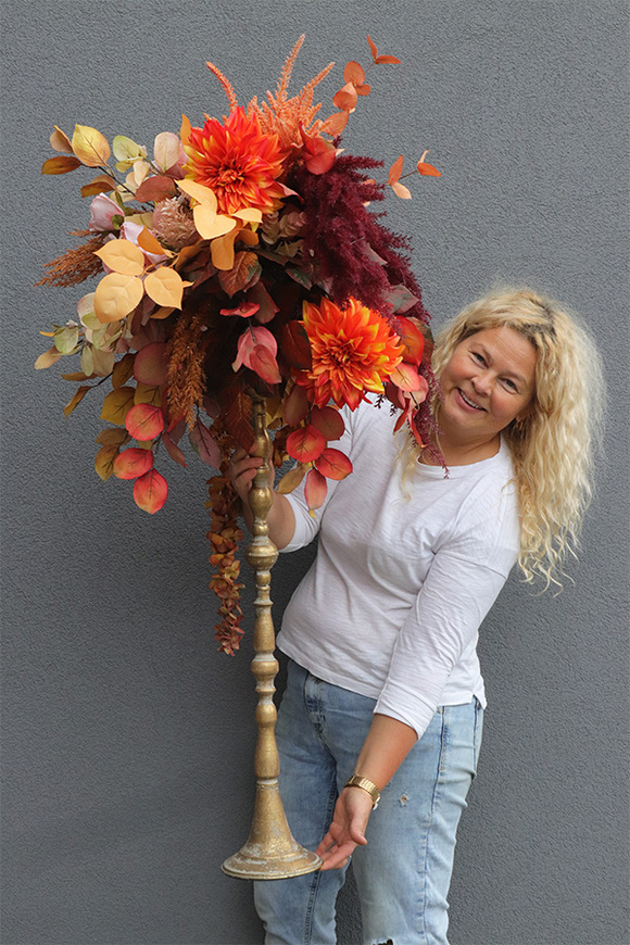Energia Jesieni, dekoracja kwiatowa na złotym świeczniku