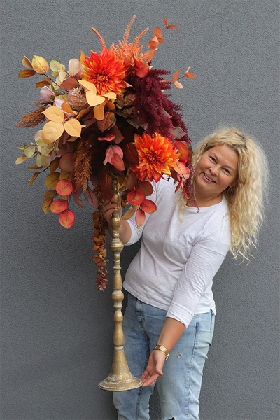Energia Jesieni, dekoracja kwiatowa na złotym świeczniku