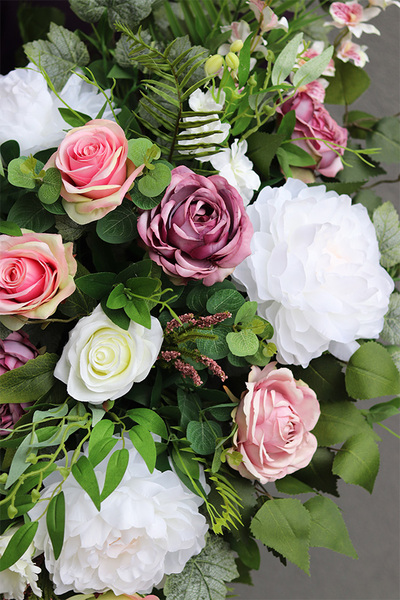 Memorita Karolka, nagrobna kompozycja w misie	