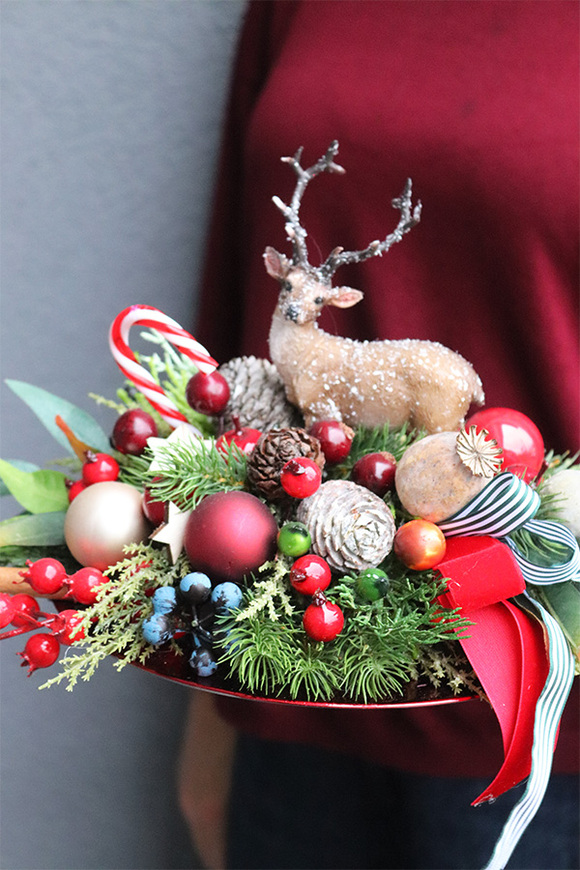 Ren w Lesie, świąteczny stroik na talerzu