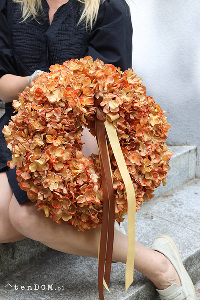 Fall Hydrangeas New, wianek na drzwi z pomarańczowych hortensji