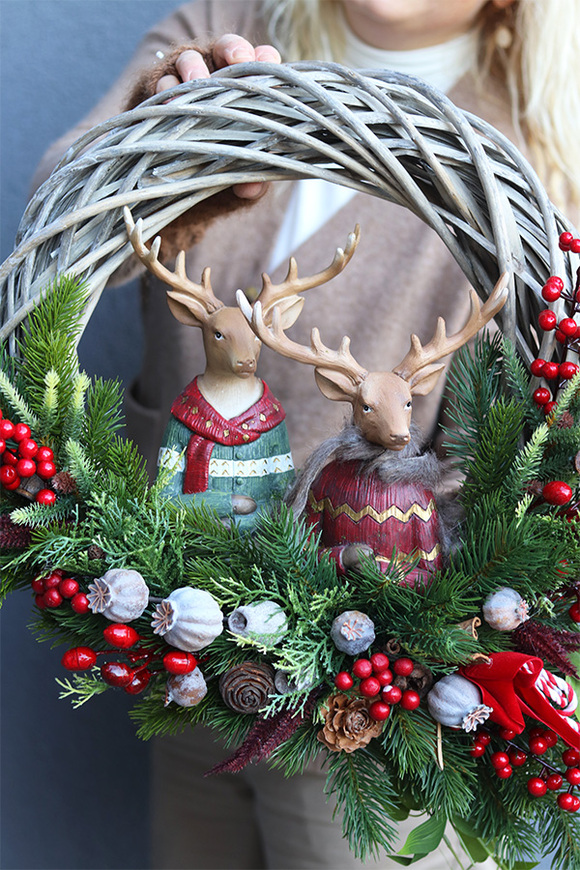 Reny w Szwecji, asymetryczny zimowy wianek z reniferem