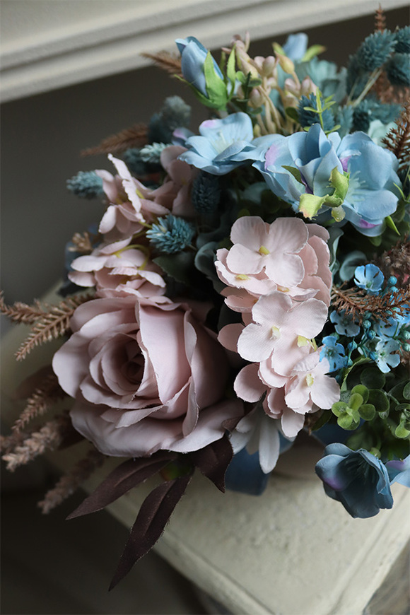 Reffia, kompozycja kwiatowa w naczyniu w groszki