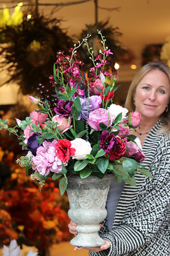 England, kompozycja kwiatowa w pucharze, wys.80cm 