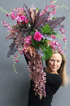 Preta, kwiatowa kompozycja w wiszącej, metalowej donicy, wys.60cm + elementy spływające