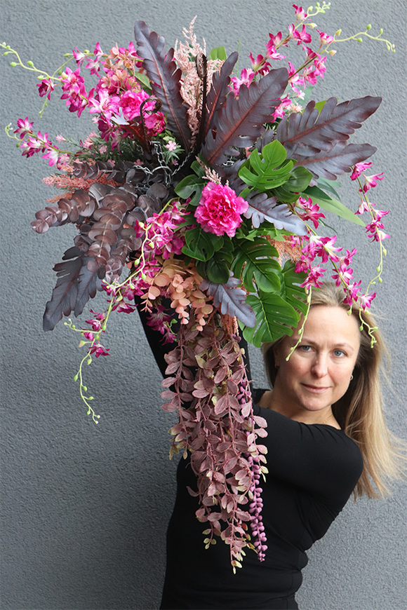 Preta, kwiatowa kompozycja w wiszącej, metalowej donicy