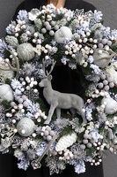 Srebrna Zima, biało-srebrny świąteczny wianek z reniferem