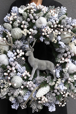 Srebrna Zima, biało-srebrny świąteczny wianek z reniferem, śr.70cm